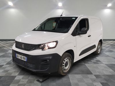 la photo d'une camionnette blanche sur un sol en damier