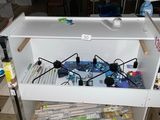 une étagère blanche sur laquelle sont posés tout un tas d'objets