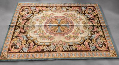 un gros plan d'un tapis posé sur une table, sur fond gris
