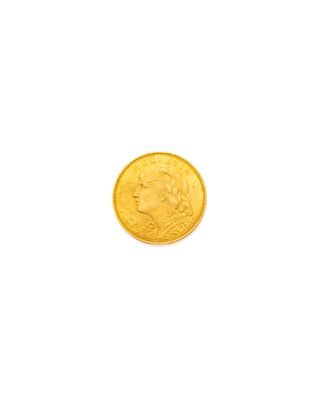 gros plan d'une pièce d'or sur fond blanc