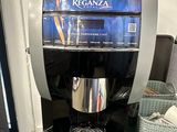 une machine à café posée sur une table verte