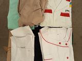 une pile de vêtements pour hommes posée sur une table