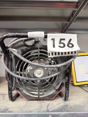 un petit ventilateur posé sur une table, sur laquelle se trouve une tablette