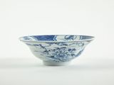 bol en porcelaine bleue et blanche représentant des oiseaux et des fleurs dans un paysage