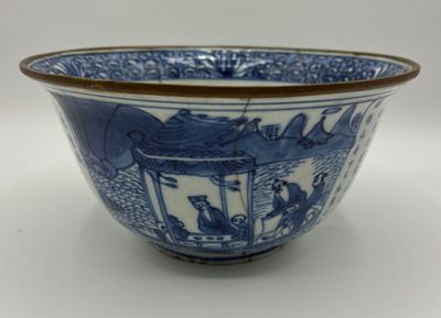 un bol bleu et blanc posé sur une table
