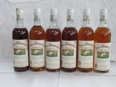 six bouteilles de whisky alignées sur une table