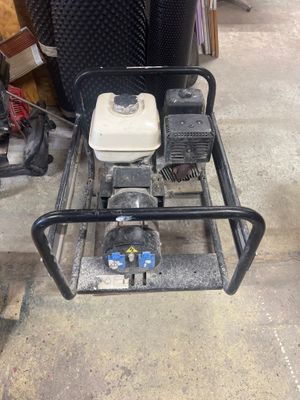 une photo représentant un petit moteur posé sur un chariot dans un garage