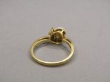 une image représentant une bague en or ornée d'un crâne