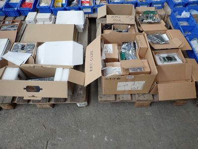 plusieurs cartons contenant divers appareils électroniques, posés sur une palette
