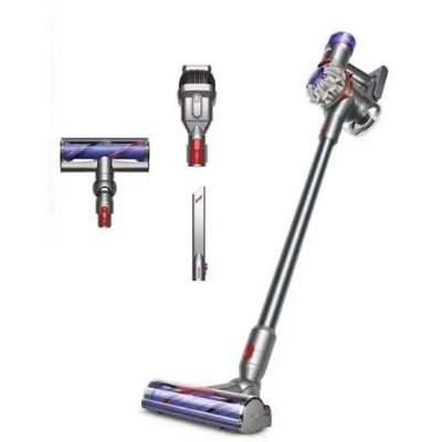 un gros plan sur un aspirateur sans fil et d'autres accessoires