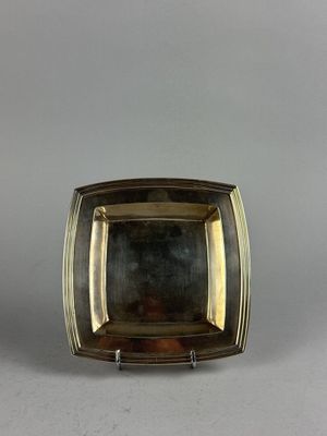 assiette en argent et plaquée or, ornée d'un motif carré