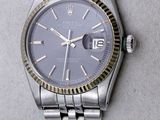 une photo d'une montre-bracelet argentée avec un cadran bleu