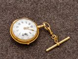 une montre de poche en or ornée d'une croix