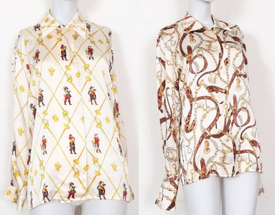 deux mannequins vêtus de différents styles de vêtements sur des mannequins