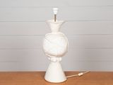 une lampe blanche posée sur une table en bois