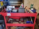 un chariot de chantier rouge chargé d'outils, dans un garage