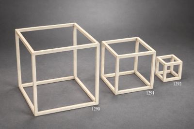 trois tailles différentes de cubes sur la table
