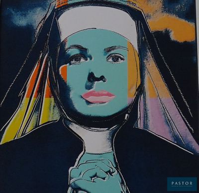 une photo d'une femme sur laquelle est peint le visage d'une religieuse