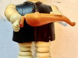 une figurine représentant un homme tenant une carotte à la main