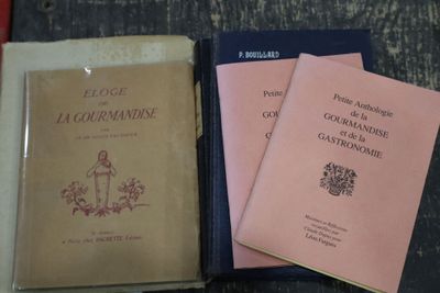 trois livres posés sur une table en bois, l'un à côté de l'autre