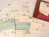 beaucoup de vieilles lettres et d'enveloppes posées sur une table