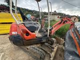 une petite pelleteuse qui se trouve dans la terre