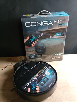 quelqu'un joue à un jeu vidéo avec une manette devant une console