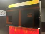 une image représentant un grand écran de télévision dans une pièce