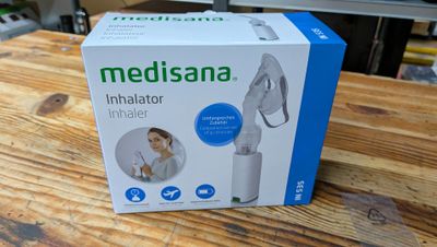 La boîte de l'inhalateur Medisana est posée sur une table en bois.