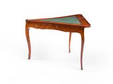 une photo d'une table en bois avec un plateau en verre