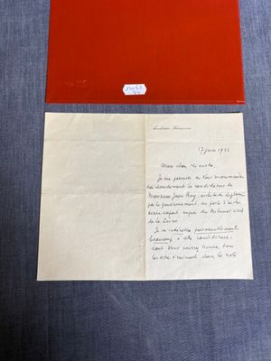 un gros plan sur une feuille de papier sur laquelle est écrite une lettre à la main