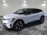 le SUV blanc est garé dans une pièce au sol en damier