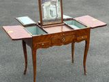 une petite table sur laquelle se trouve un miroir