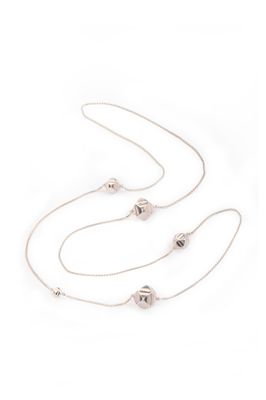 un lot de trois colliers en argent sur fond blanc