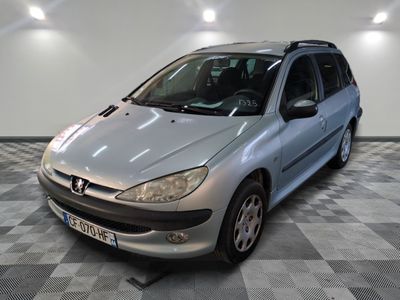 la photo d'une voiture argentée garée dans un garage