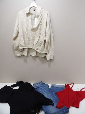 trois chemises accrochées au mur à côté d'un jean