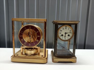deux horloges posées côte à côte sur une table