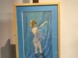 un tableau représentant une femme en robe bleue posée sur un chevalet