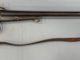 un vieux pistolet accroché au mur d'une pièce