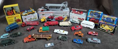 un grand nombre de voitures et de camions jouets qui se trouvent sur la table