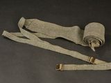 un rouleau de tissu muni d'une boucle métallique