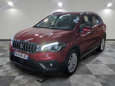 Le SUV Mercedes rouge est garé dans une grande pièce.