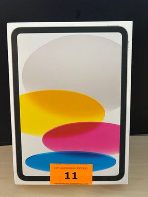 Un iPad 11 d'Apple est présenté dans une boîte blanche sur laquelle est apposé un autocollant jaune