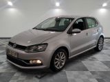 la volkswagen polo argentée est garée sur un carrelage à carreaux