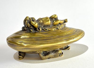 Boite tripode en bronze figurant une moule surmontée d'un enfant allon - Photo 1