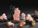 tout un tas de figurines sculptées de toutes sortes posées sur une table
