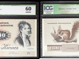 Trois types différents de billets de banque sont exposés dans une vitrine.