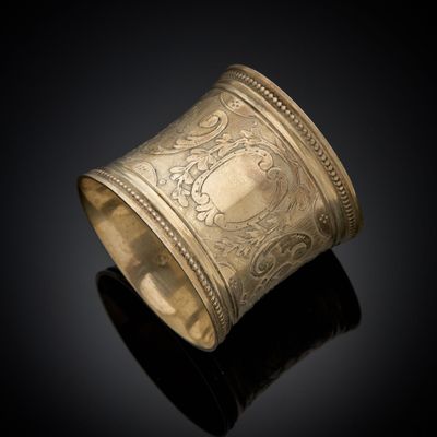 un bracelet manchette en or orné d'un motif