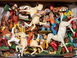 une boîte remplie de figurines de chevaux et de chevaux