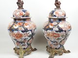 deux vases munis d'un couvercle et ornés de motifs floraux et d'oiseaux